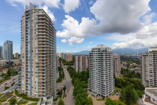 Burnaby, Vancouver, British Columbia, Kanada - 27 Haziran 2018: Hava görünümünü yurt evleri Metrotown Mall yakınındaki bir canlı güneşli yaz gün boyunca.