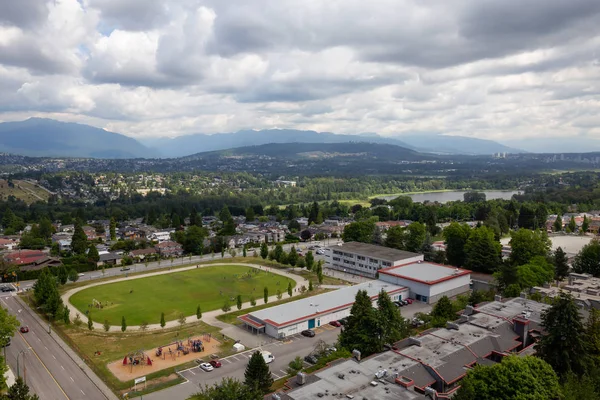 Burnaby, Vancouver, British Columbia, Kanada - 27 Haziran 2018: Havadan görünümü bir canlı bulutlu yaz günü sırasında banliyö bölgesinde bir İlköğretim Okulu.