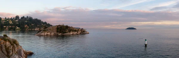 Panorama Landschap Uitzicht Stille Oceaan Tijdens Een Levendige Zomer Zonsondergang — Stockfoto
