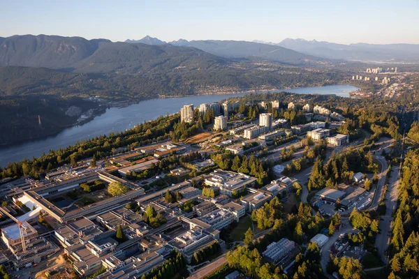 Bir canlı güneşli yaz gün batımı sırasında hava görünümünü Burnaby Dağı. Vancouver, Bc, Kanada içinde alınan.