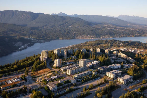 Bir canlı güneşli yaz gün batımı sırasında hava görünümünü Burnaby Dağı. Vancouver, Bc, Kanada içinde alınan.