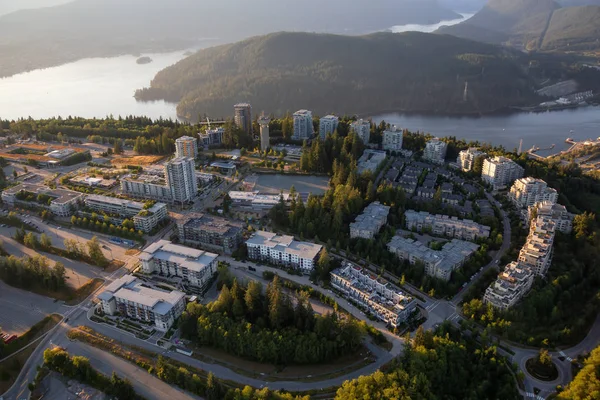 Bir canlı güneşli yaz gün batımı sırasında hava görünümünü Burnaby Dağı. Vancouver, Bc, Kanada içinde alınan.
