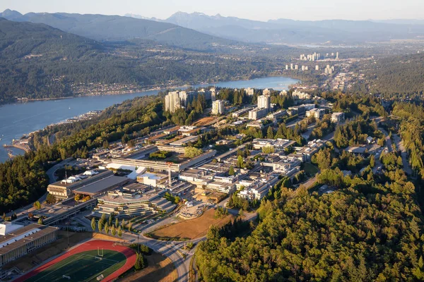Bir canlı güneşli yaz gün batımı sırasında hava görünümünü Burnaby Dağı. Vancouver, Bc, Kanada içinde alınan.