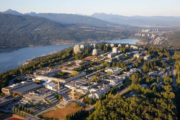Bir canlı güneşli yaz gün batımı sırasında hava görünümünü Burnaby Dağı. Vancouver, Bc, Kanada içinde alınan.