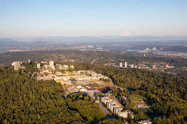 Bir canlı güneşli yaz gün batımı sırasında hava görünümünü Burnaby Dağı. Vancouver, Bc, Kanada içinde alınan.