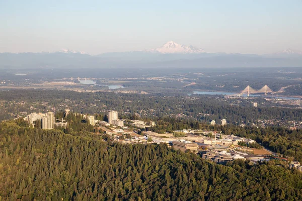 Bir canlı güneşli yaz gün batımı sırasında hava görünümünü Burnaby Dağı. Vancouver, Bc, Kanada içinde alınan.