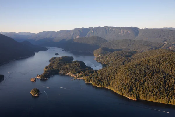 Luchtfoto Van Deep Cove Tijdens Een Levendige Zonnige Zomeravond Genomen — Stockfoto