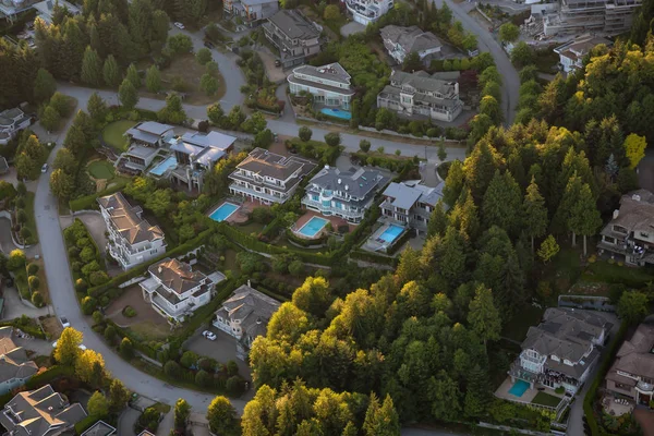 Vista Aérea Las Grandes Casas Lujo Colina Durante Vibrante Día —  Fotos de Stock