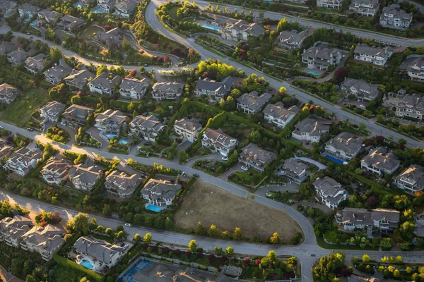 Vista Aérea Las Grandes Casas Lujo Colina Durante Vibrante Día —  Fotos de Stock