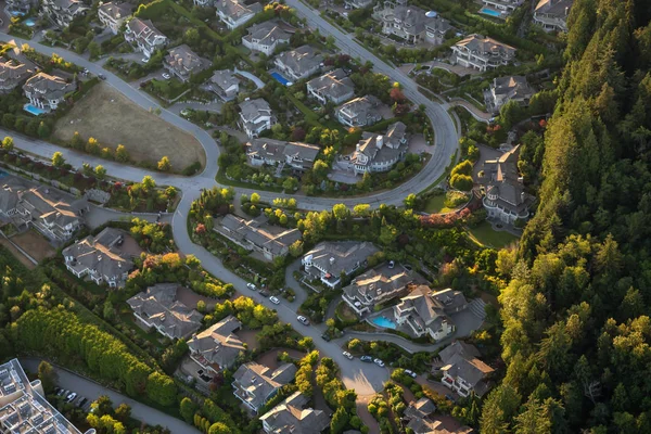 Αεροφωτογραφία Του Μεγάλα Πολυτελή Σπίτια Πάνω Στο Λόφο Κατά Διάρκεια — Φωτογραφία Αρχείου
