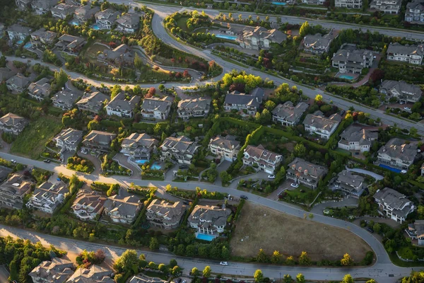 Büyük lüks havadan görünümü tepede bir canlı sırasında güneşli yaz günü adamım. Batı Vancouver, British Columbia, Kanada alınan.