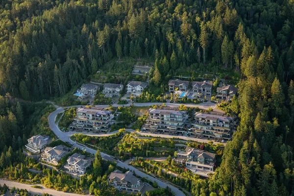 Büyük lüks havadan görünümü tepede bir canlı sırasında güneşli yaz günü adamım. Batı Vancouver, British Columbia, Kanada alınan.