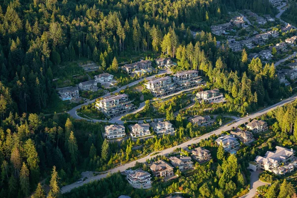 Büyük lüks havadan görünümü tepede bir canlı sırasında güneşli yaz günü adamım. Batı Vancouver, British Columbia, Kanada alınan.