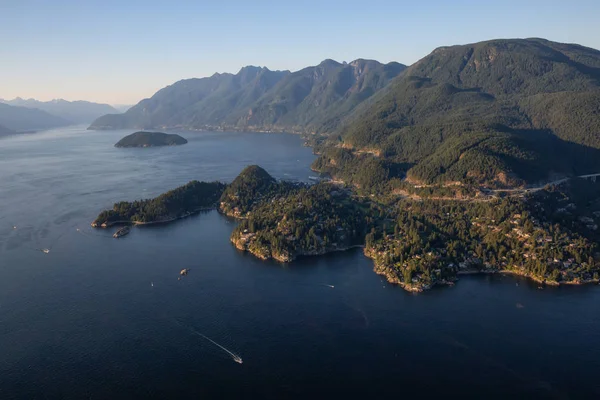 在一个阳光明媚的夏日傍晚 在豪里的马蹄湾鸟瞰图 位于加拿大不列颠哥伦比亚省西温哥华 — 图库照片