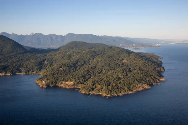 Letecký Pohled Skalnatých Ostrovů Howe Sound Během Slunečného Letního Večera — Stock fotografie