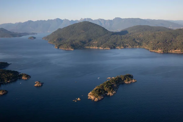 Vista Aérea Ilhas Rochosas Howe Sound Durante Uma Noite Verão — Fotografia de Stock