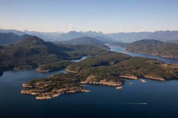 Güneşli yaz gün boyunca hava görünümünü Nelson Adası. Sunshine Coast, Bc, Kanada içinde alınan.