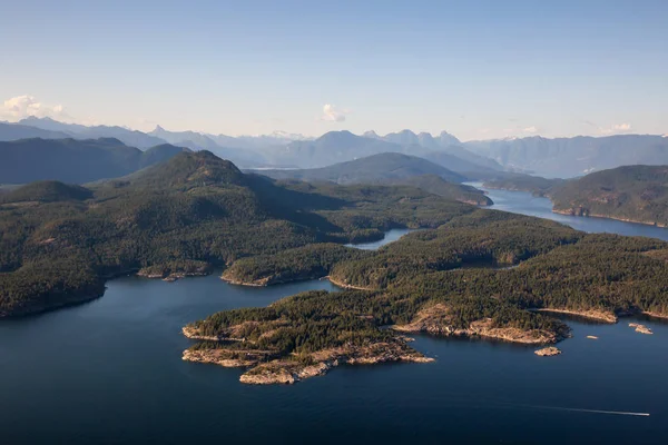 Güneşli yaz gün boyunca hava görünümünü Nelson Adası. Sunshine Coast, Bc, Kanada içinde alınan.