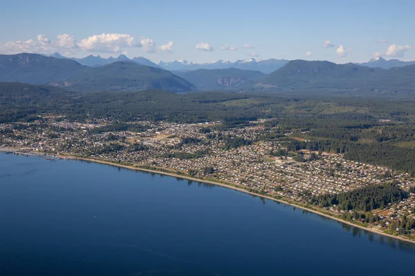 Powell River hava görünümünü bir güneşli yaz gün boyunca. Sunshine Coast, M.ö., Kanada'da bulunan.
