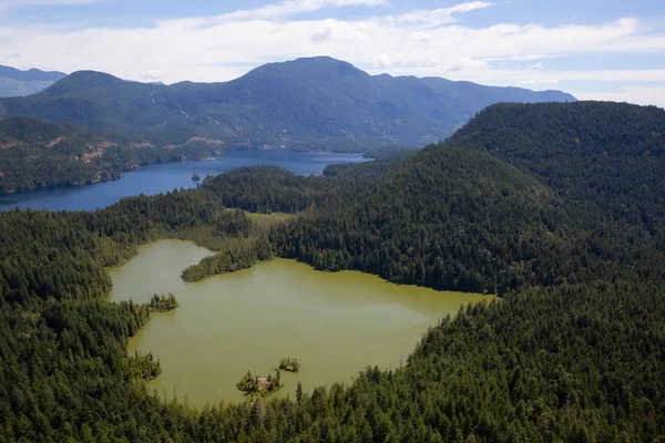 Güneşli yaz gün boyunca hava görünümünü Ambrose Gölü ekolojik rezerv ve Ruby Gölü. Sunshine Coast, Bc, Kanada içinde alınan.