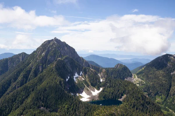 活気のある晴れた夏の日の中に美しい空中カナダ山の風景 サンシャイン コースト 北西のバンクーバー カナダの近くにあります — ストック写真