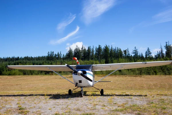 Sechelt Airport, Sunshine Coast, Bc, Kanada - 21 Temmuz 2018: Küçük tek motor uçak, Cessna 172, güneşli yaz gün boyunca çim üzerinde duruyor.