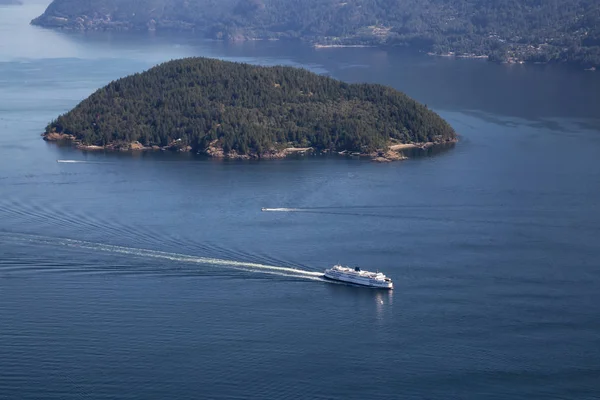 Güneşli bir yaz gününde Howe Sound 'da seyahat eden feribot görüntüsü. Vancouver 'ın Kuzeyi, BC, Kanada.