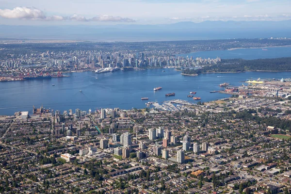 North Vancouver, Bc, şehir şehir içinde belgili tanımlık geçmiş ile havadan görünümü.