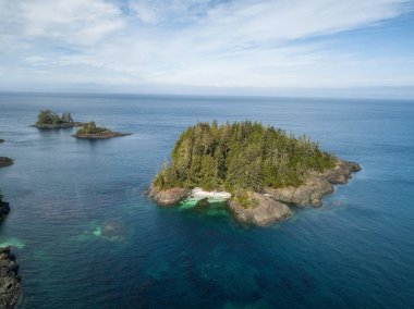 Bir kayalık sahil canlı yaz gün boyunca hava manzara. Kuzey Vancouver Adası, British Columbia, Kanada'da alınan.