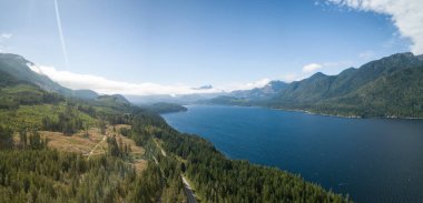 Nimpkish Gölü Hava panoramik manzaralı bir canlı bulutlu yaz gün boyunca. Kuzey Vancouver, Bc, Kanada içinde alınan.