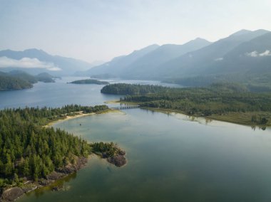 Hava panoramik manzaralı Kennedy Gölü'nün bir bulutlu yaz gün boyunca. Estevan ve Ucluelet, Vancouver Adası, Bc, Kanada yakınlarında alınan.