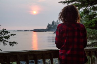Güzel okyanus manzaralı bir canlı yaz gün batımı sırasında ahşap bir bakış açısıyla Pasifik kıyısında. Alınan Ucluelet, Vancouver Adası, Bc, Kanada.