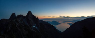 Bir canlı yaz gün batımı sırasında güzel panoramik görünümü aslanlar tepeler ve Howe ses. Vancouver, Bc, Kanada bulunan.