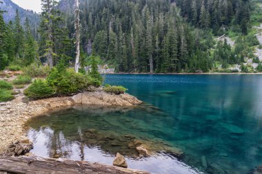 Güzel göl Kanada Dağları ile çevrili. Brunswick Gölü, Vancouver, Bc, Kanada kuzeyindeki alınan.