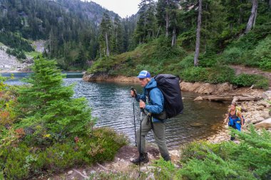 Arkadaşlar yakın bir göl Kanada dağlarla çevrili hiking. Howe ses Crest iz Vancouver, Bc, Kanada yakın üzerinde gerçekleştirilen.