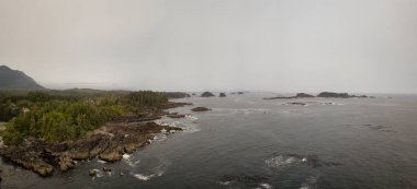 Bir bulutlu yaz günü sırasında Pasifik Okyanusu kıyılarının hava panoramik deniz manzarası görünümü. Alınan Ucluelet, Vancouver Adası, Bc, Kanada.