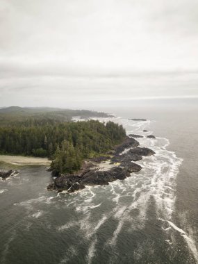 Bir bulutlu yaz günü sırasında Pasifik Okyanusu kıyılarının hava deniz manzarası görünümü. Estevan ve Ucluelet, Vancouver Adası, Bc, Kanada yakınlarında alınan.