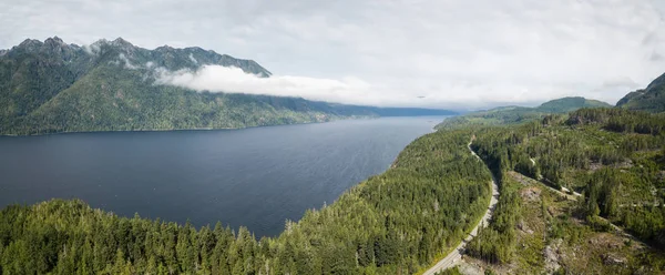 Panoramisch Luchtfoto Van Nimpkish Lake Tijdens Een Levendige Bewolkt Zomerdag — Stockfoto