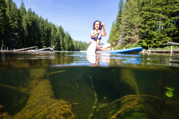 Sobre Sob Imagem Uma Mulher Paddle Embarque Durante Dia Verão — Fotografia de Stock