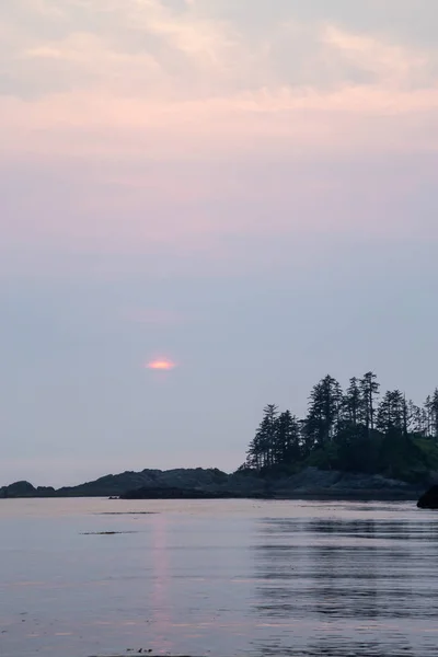 Oceán Skalnaté Pláži Během Živé Letní Západ Slunce Terasu Beach — Stock fotografie