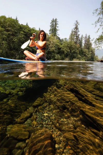 上と下の女性の写真パドルボーディング川の中に活気のある日当たりの良い夏の日 トフィーノとユキュレット バンクーバー島 ブリティッシュ コロンビア カナダの近くに撮影 — ストック写真