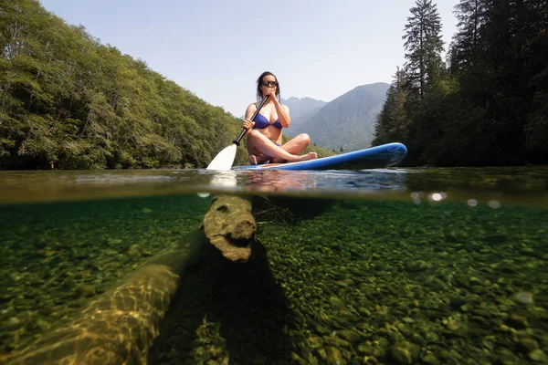 Nad Pod Obrazem Ženy Pádlování Surfu Řece Během Pulzující Slunečný — Stock fotografie