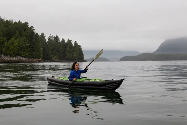 Tyttö Melomassa Meressä Pilvisenä Synkkänä Auringonnousuna Otettu Kohteessa Tofino Vancouver — kuvapankkivalokuva