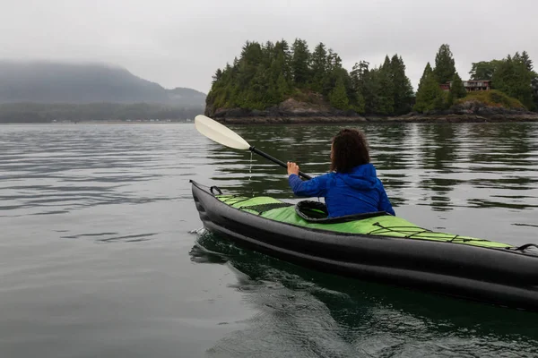 Fille Kayak Dans Océan Pendant Lever Soleil Nuageux Sombre Prise — Photo