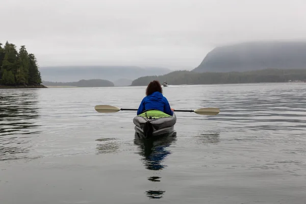 Girl Kayaking Ocean Cloudy Gloomy Sunrise Taken Tofino Vancouver Island — Stock Photo, Image