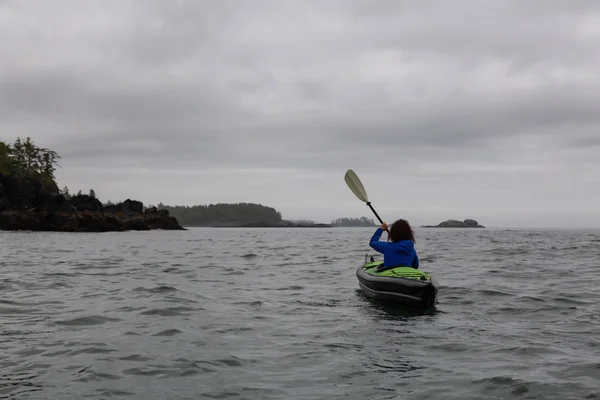 Fille Kayak Dans Océan Pendant Lever Soleil Nuageux Sombre Prise — Photo