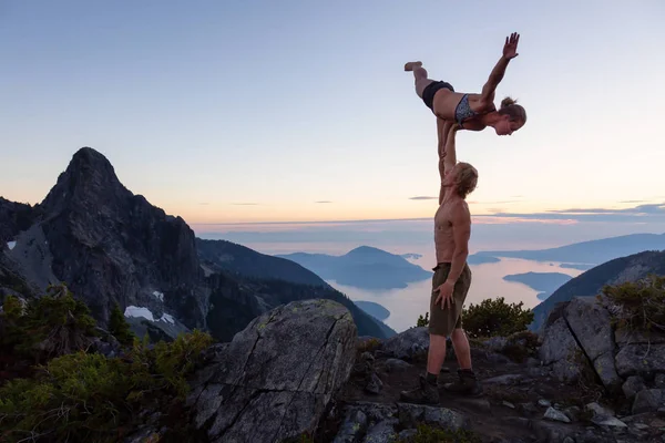 Homem Mulher Fazendo Acroyoga Topo Uma Montanha Durante Pôr Sol — Fotografia de Stock