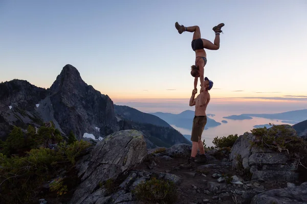 남자와 여자는 활기찬 Acroyoga를 Howe 밴쿠버 캐나다 근처에서 — 스톡 사진