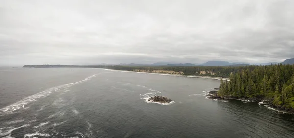 夏の曇り日の間に太平洋の海の海岸の空中パノラマ海景ビュー トフィーノとユキュレット バンクーバー島 ブリティッシュ コロンビア カナダの近くに撮影 — ストック写真