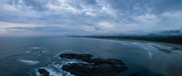 Luftaufnahme Der Pazifikküste Während Eines Bewölkten Sommersonnenuntergangs Aufgenommen Der Nähe — Stockfoto